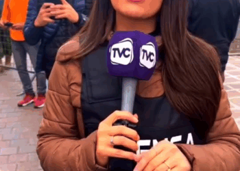 M1209004 No lo pensaron dos veces periodista camarógrafo salvan perrita en peligro part2