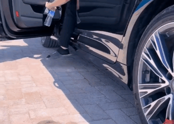 M0606030 In times of danger urgently rescuing the children materna