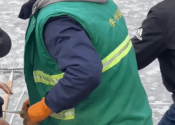 M2010002 The whole village gathered around to rescue a poor dog fell into a icy lake part2